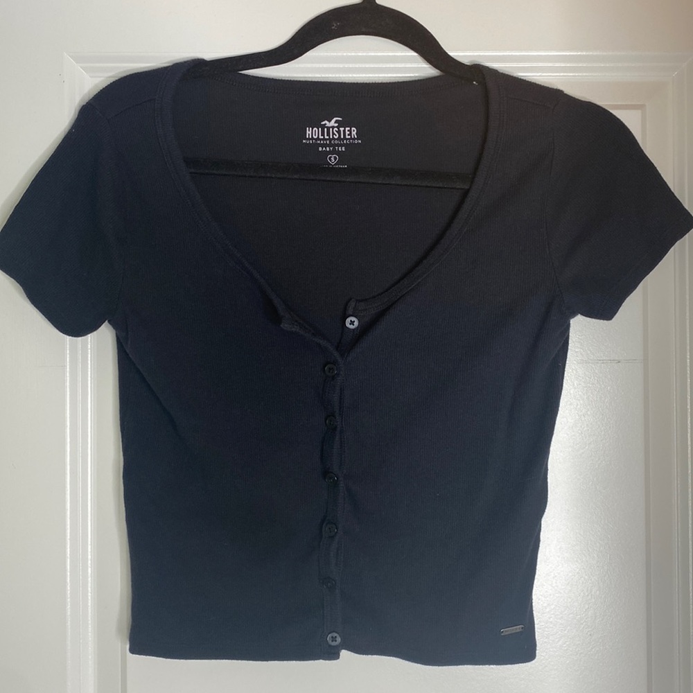 Hollister Must-Have Collection Baby Tee Size Small in Navy Blue